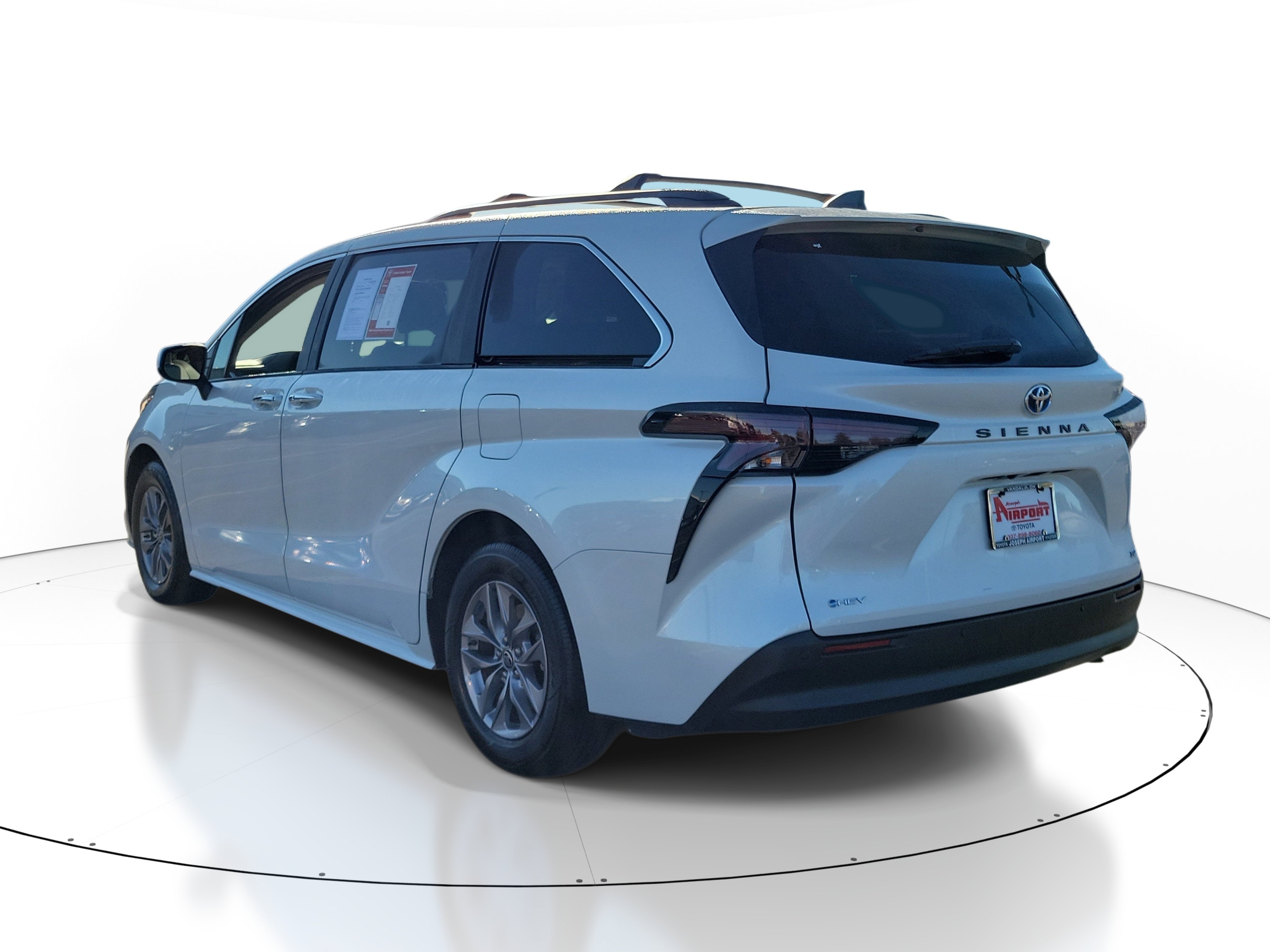 Used 2025 Toyota Sienna XLE w/ XLE Plus Package FWD image 3