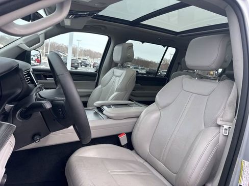 Used 2023 Jeep Wagoneer Series III w/ Premium Group I image 11