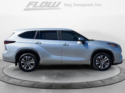 Used 2025 Toyota Highlander XLE AWD/4WD image 10