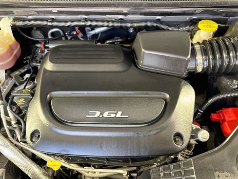 Used 2017 Chrysler Pacifica Touring-L w/ Tire & Wheel Group FWD image 38