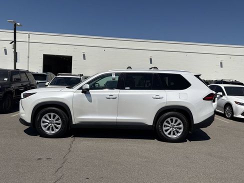 Certified 2024 Toyota Grand Highlander FWD image 2