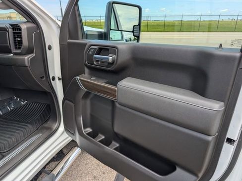 Used 2024 Chevrolet Silverado 2500 LT w/ Convenience Package AWD/4WD image 5