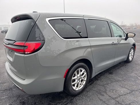 Used 2025 Chrysler Pacifica Select image 4