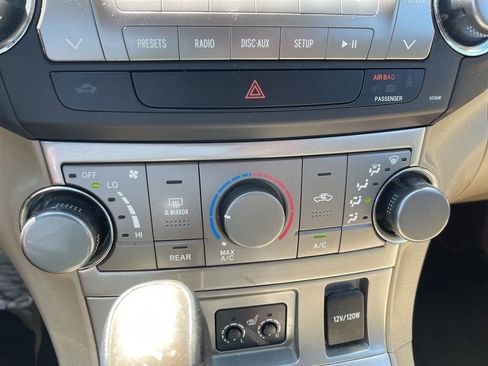 Used 2011 Toyota Highlander SE w/ Tow Pkg image 21