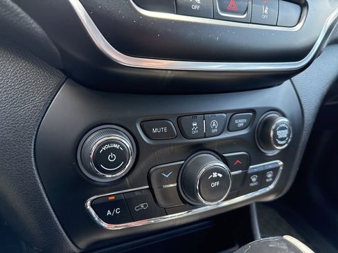 Used 2021 Jeep Cherokee Latitude Plus FWD image 21