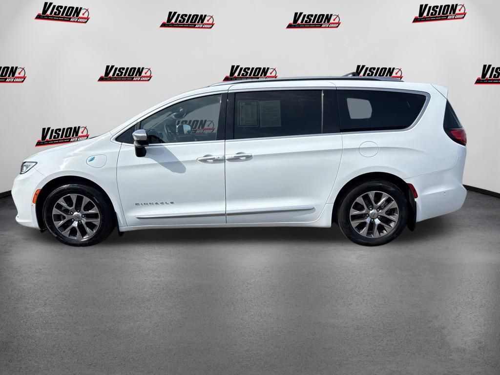 Used 2023 Chrysler Pacifica Pinnacle FWD image 2