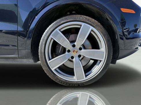 Used 2023 Porsche Cayenne Platinum Edition image 17
