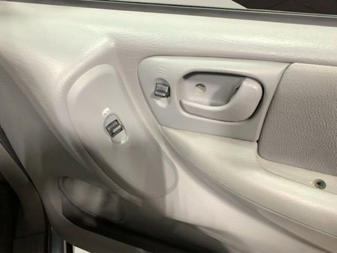 Used 2005 Chrysler Town & Country Touring image 19