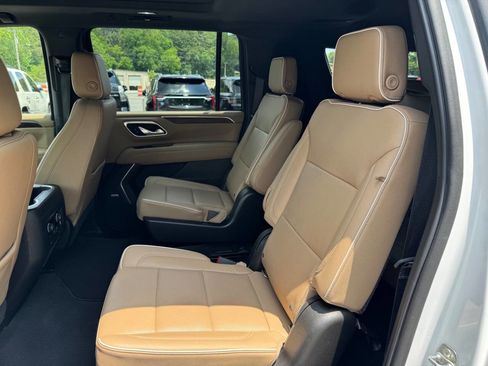 Used 2021 Chevrolet Suburban Premier w/ Premium Package AWD/4WD image 24