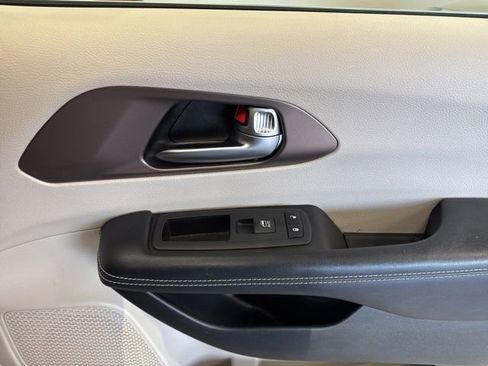 Used 2022 Chrysler Voyager LX image 44