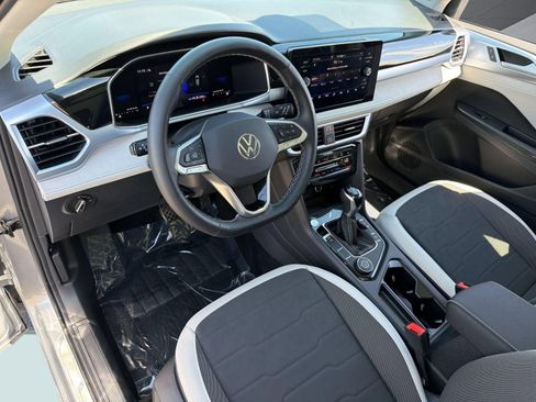 Used 2025 Volkswagen Taos SE AWD/4WD image 4