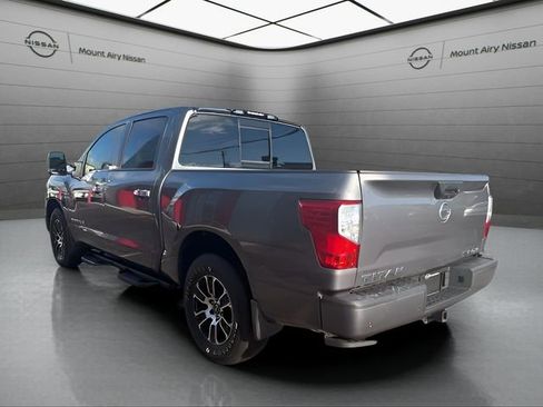 Used 2021 Nissan Titan SV w/ SV Convenience Package image 5