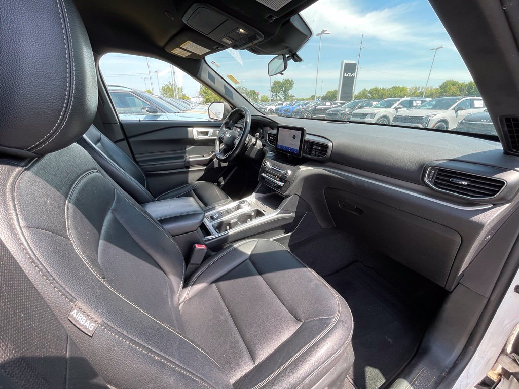 Used 2020 Ford Explorer XLT w/ Equipment Group 202A AWD/4WD image 29