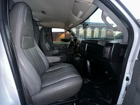 Used 2017 Chevrolet Express 2500 image 17