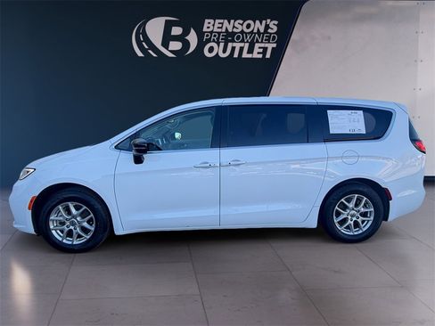 Used 2024 Chrysler Pacifica Touring-L image 2