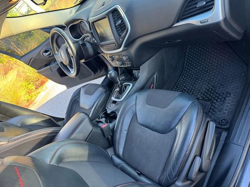 Used 2016 Jeep Cherokee Trailhawk w/ Comfort/Convenience Group image 9