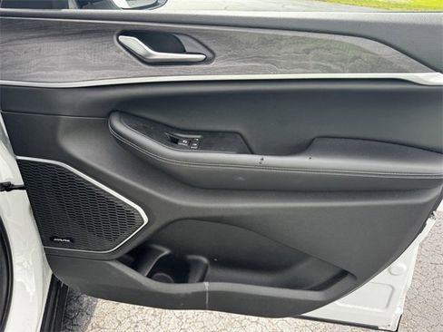 Used 2023 Jeep Grand Cherokee 4WD 4xe image 13