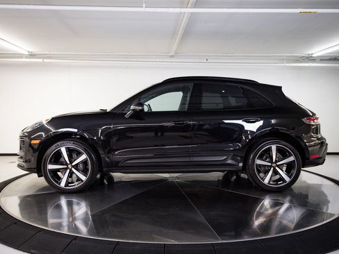 Certified 2023 Porsche Macan AWD/4WD image 2