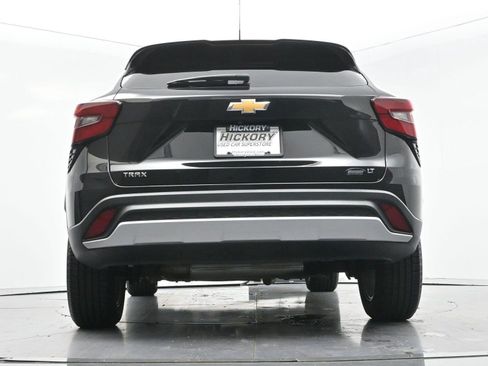 Used 2024 Chevrolet Trax LT w/ Sunroof Package FWD image 48