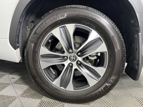 Used 2024 Toyota Highlander XLE image 32