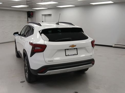 Used 2025 Chevrolet Trax LT w/ LT Convenience Package image 4