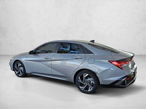 Used 2025 Hyundai Elantra Limited FWD image 8