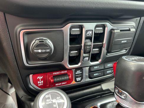Used 2025 Jeep Gladiator Rubicon AWD/4WD image 14