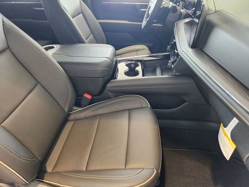 New 2025 Chevrolet Suburban Premier image 10