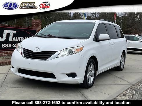 Used 2011 Toyota Sienna LE image 3