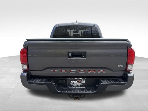 Used 2018 Toyota Tacoma TRD Sport AWD/4WD image 5