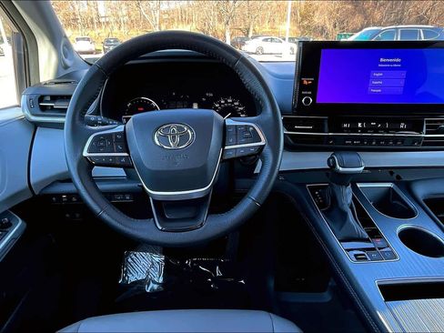 Used 2025 Toyota Sienna XLE image 6