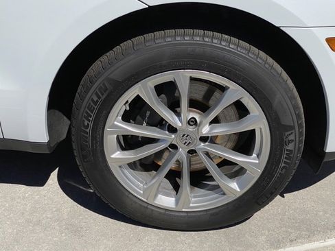 Certified 2025 Porsche Macan image 30