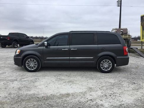 Used 2015 Chrysler Town & Country Touring-L w/ Driver Convenience Group image 7