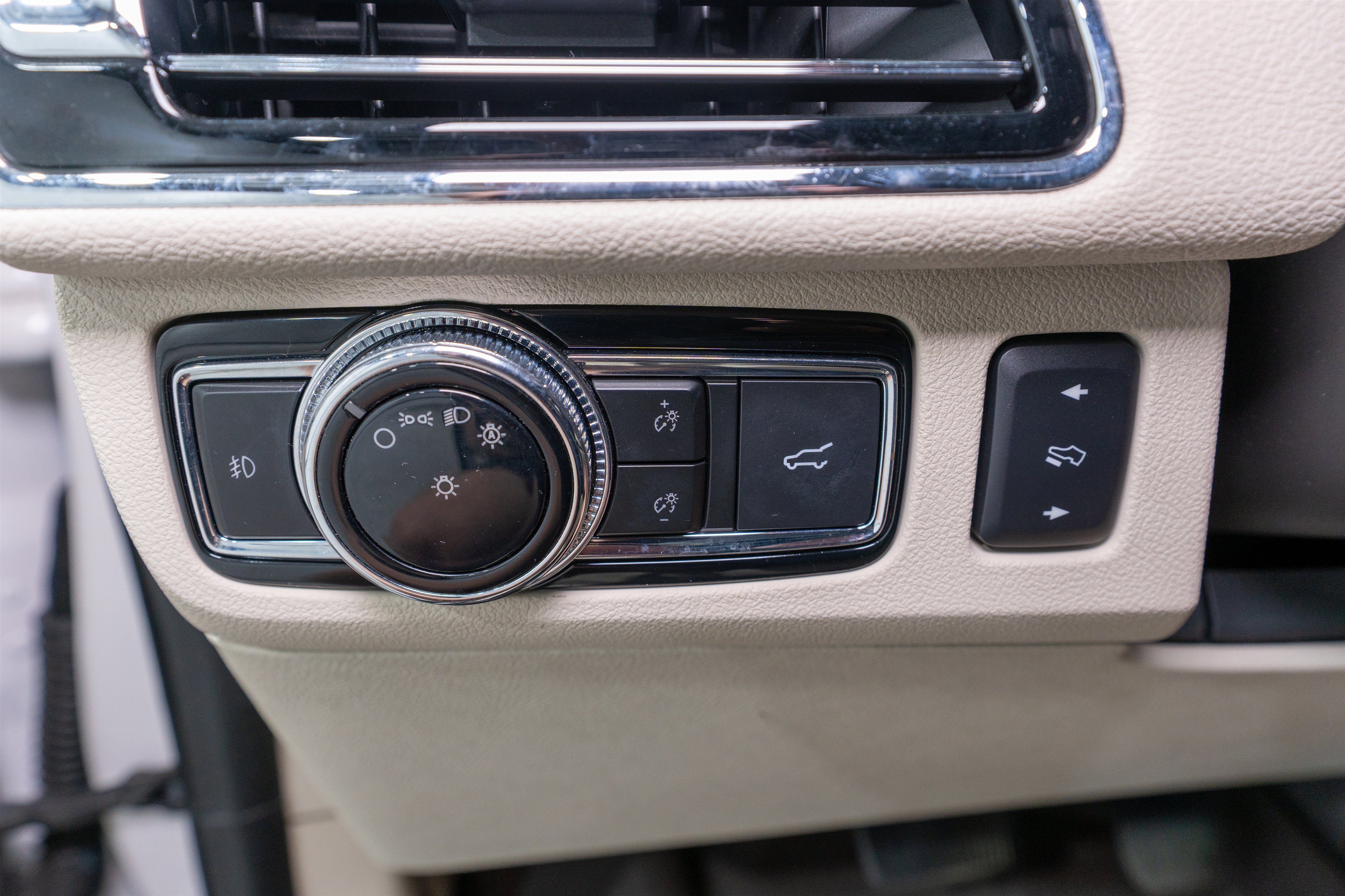 Used 2019 Lincoln Navigator Reserve AWD/4WD image 32