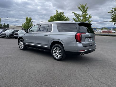 Used 2025 GMC Yukon XL Denali AWD/4WD image 3
