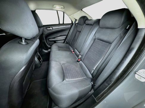 Used 2019 Chrysler 300 Touring w/ Chrome Appearance Package RWD image 22