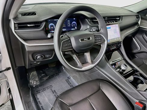 Used 2023 Jeep Grand Cherokee Limited w/ Luxury Tech Group II AWD/4WD image 9