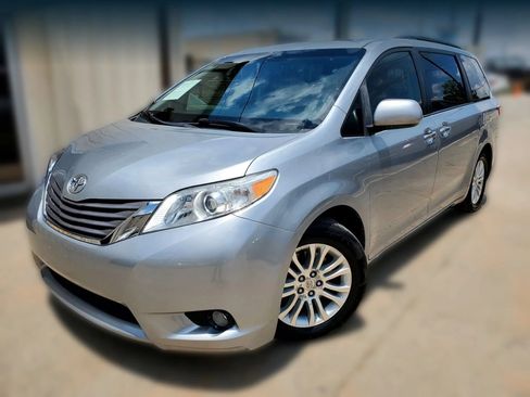 Used 2015 Toyota Sienna XLE FWD image 7