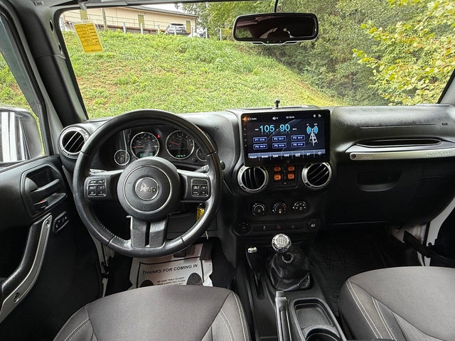 Used 2017 Jeep Wrangler Unlimited Sahara w/ Connectivity Group AWD/4WD image 10