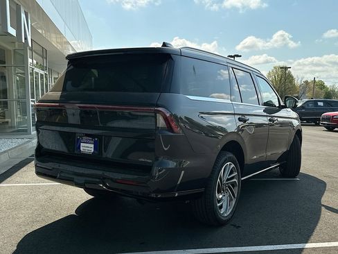 Used 2026 Lincoln Navigator Reserve image 7