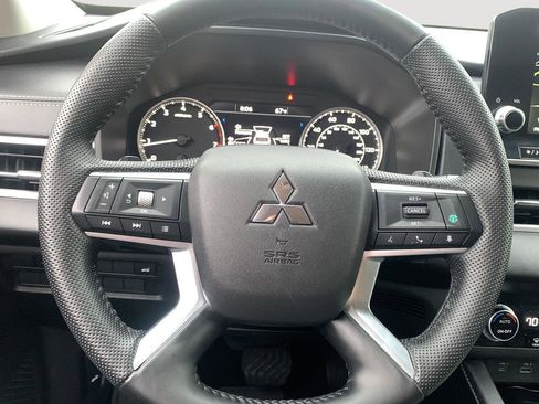 Used 2023 Mitsubishi Outlander SE image 14