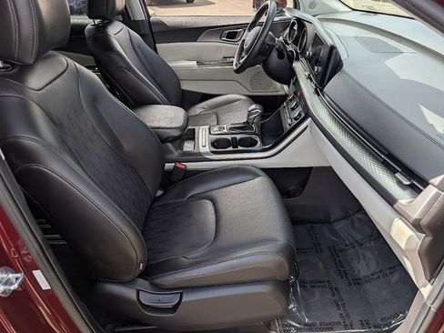 Used 2024 Kia Carnival LX FWD image 17
