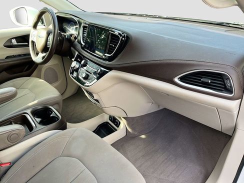 Used 2021 Chrysler Pacifica Touring w/ Cold Weather Group image 26