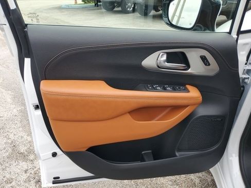 New 2026 Chrysler Pacifica Pinnacle image 10