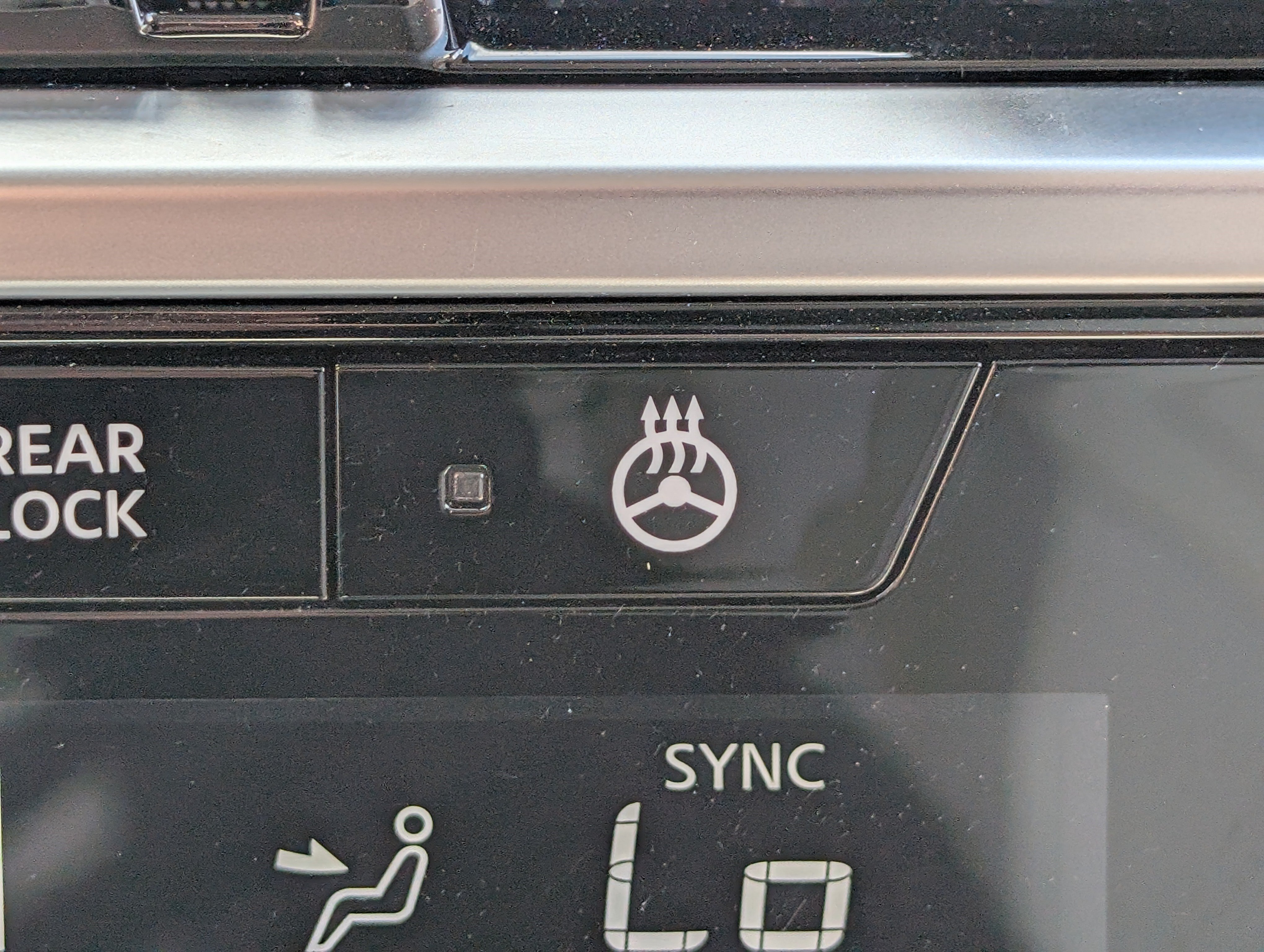 Used 2025 Nissan Pathfinder SL FWD image 34