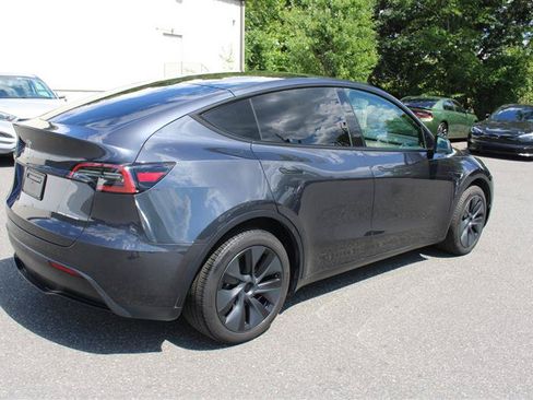 Used 2024 Tesla Model Y Long Range AWD/4WD image 7