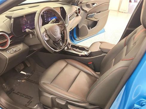 Used 2025 Chevrolet Trax RS w/ Sunroof Package FWD image 22