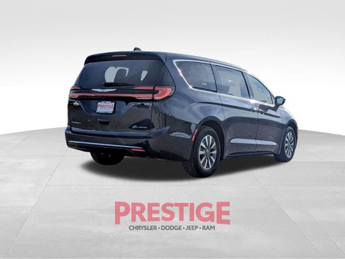 Used 2024 Chrysler Pacifica Select image 7