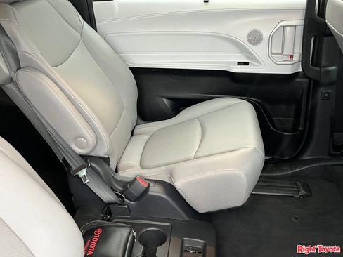 Certified 2026 Toyota Sienna XLE FWD image 15