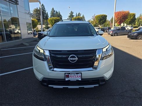 Used 2023 Nissan Pathfinder Platinum image 3